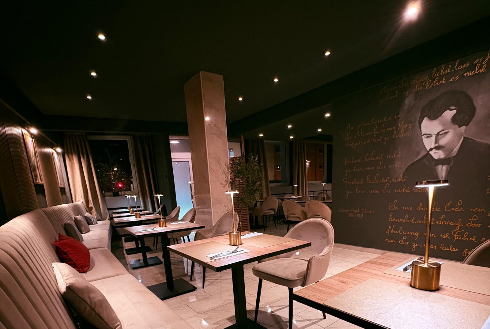 ORÁ – Innenraum, elegantes Ambiente